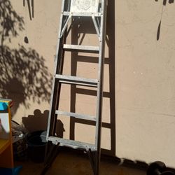 Escalera Tijeras  Usada  $150    Así Como Esta