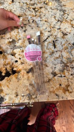 Pack of 4 different brushes