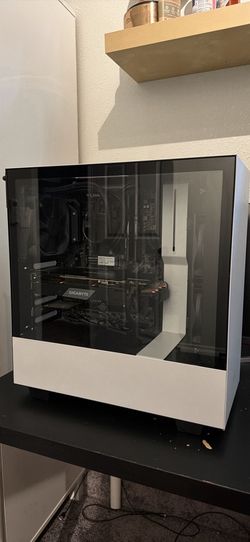 NZXT Gaming PC - RTX 2070 Super - Ryzen 7 3700X - 16GB RAM - Windows 11