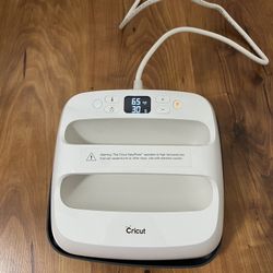 White 9x9 Cricut Easy Press 2
