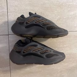 Size 6.5 adidas Yeezy 700 V3 Clay Brown