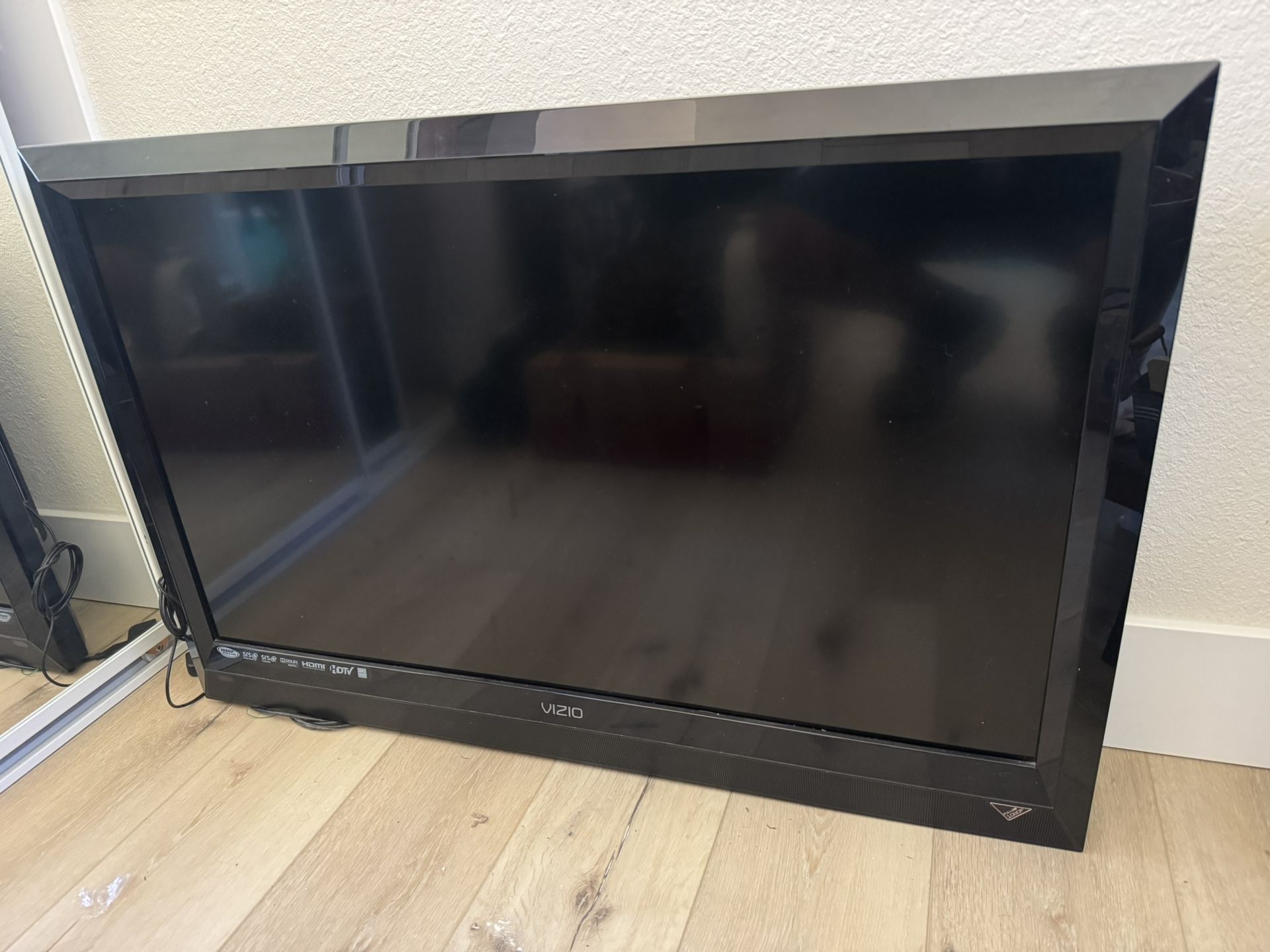 Vizio 36 Inch HD TV Black Wall Mount Included
