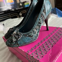 BLUISH VINTAGE HEELS SIZE 6 NICE MATERIAL 