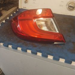 2018 2023 Honda , accord photo , naftel light light brand new one picked up in van Nice auto part