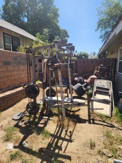 FREE!!!!Golds gym platinum Smith machine (weights not included)