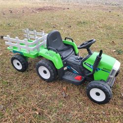 Tractor Power Wheel with Wagon, Sounds, Music Radio & Lights  - Needs A Charger 