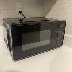 Microwave Oven 0.7 Cu ft, 700 Watts