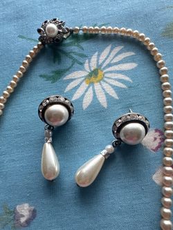 Pearl type jewelry and earrings to believe to be antique