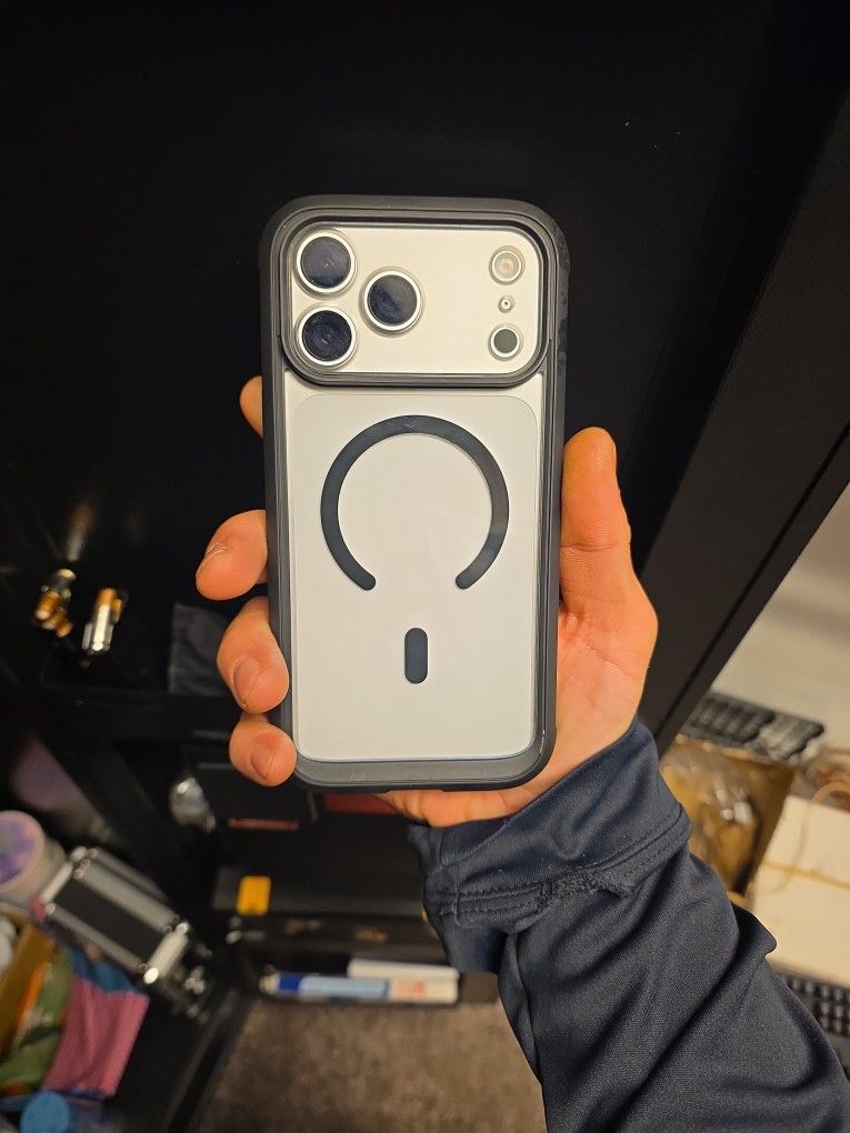 
🔥 iPhone 17 Pro Max – 256GB – Silver – Like New! — $1,200 🔥