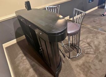 Beautiful Bar with 2 stools