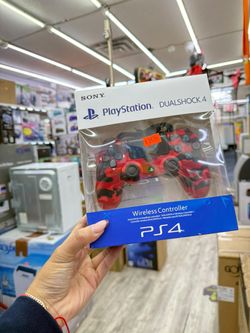 PLAYSTATION 4 CONTROLLER