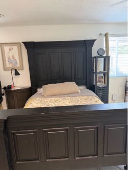 Isabela Queen Black Bed