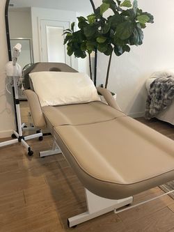 Lash/facial or massage therapy table with chair included