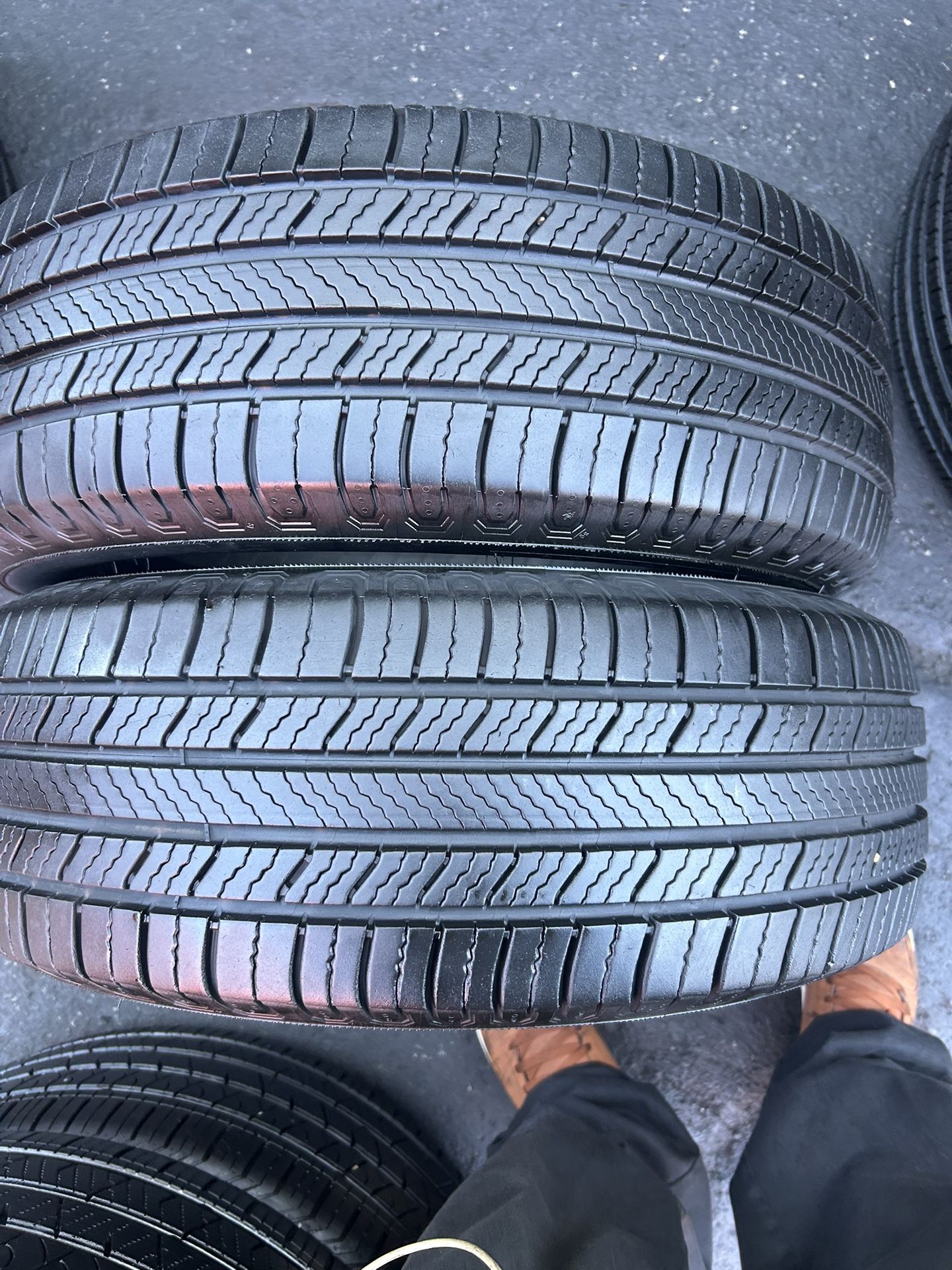 Tengo un par de llantas seminuevas, marca Michelin defender 205 60 R16 instalación y balanceo por el mismo precio 
