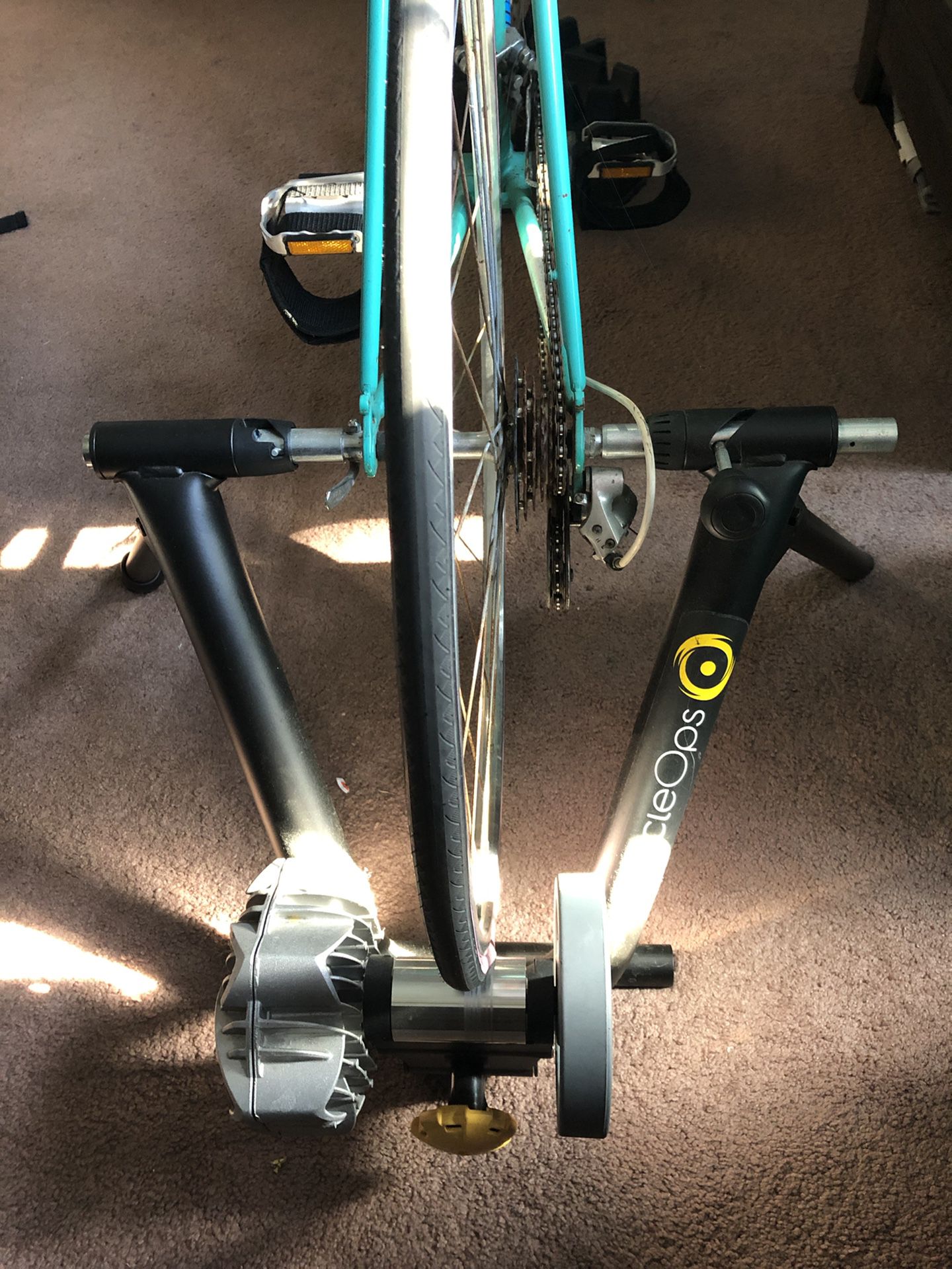 Bike CycleOps Fluid2 resistance trainer + front stand