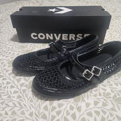 Brand NEW In Box Womans Converse Size 7