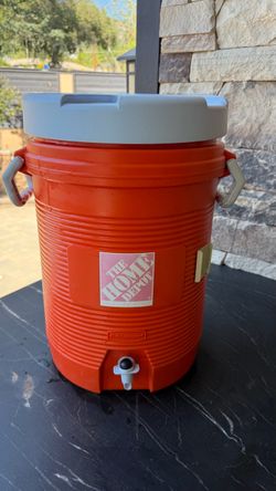 Rubbermaid  5 Gallon Seat Top Beverage Jug Cooler