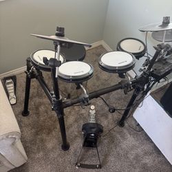 Donner DED-200 Electric Drum Sets with Quiet Mesh Drum Pads, 2 Cymbals w/Choke, 31 Kits and 450+ Sounds, Throne, Headphones, USB MIDI, Melodic