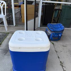 Giant Igloo, Big Cube Cooler Like New