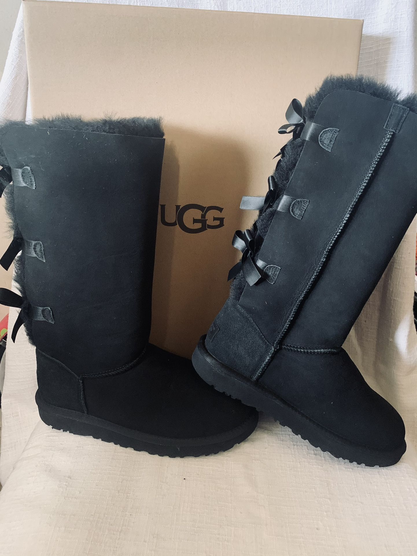UGG Woman’s Bailey Bow ll Authentic 💯 Size 8 Black