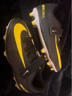 Youth soccer cleats