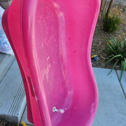 Baby's Sparkling Pink Bath Tub In Good Condition 