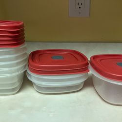 Rubbermaid EasyFindLids Food Storage 8 Piece Set