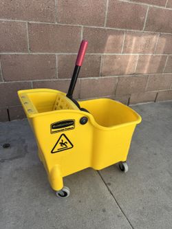 Rubbermaid Commercial Products 31-Quart Tandem Mop Bucket & Wringer, Yellow