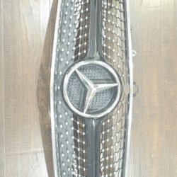 Mercedes-Benz W218 CLS model grille removal