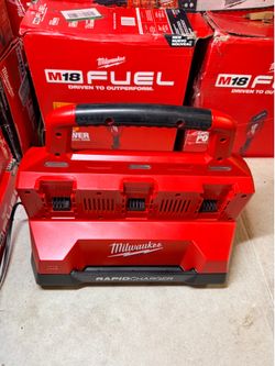 Milwaukee M18 18V Lithium-lon PACKOUT 6-Port Rapid Charger NEW $200