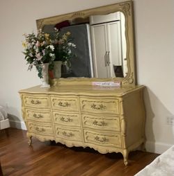 Very Sturdy Talk Drawer & Dresser With Mirror In Very Good Condition