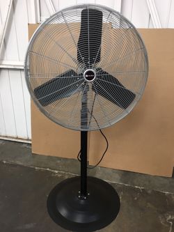 Utilitech 30-in. 3-Speed Oscillating Industrial Pedestal Fan