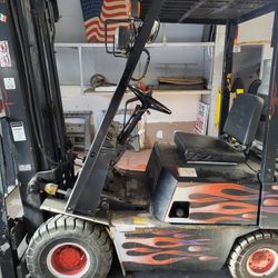 Komatsue Fork Lift 3 Stage Propane 
