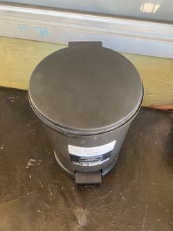 Cute main stays brand trash can 1.5 gallon size &15