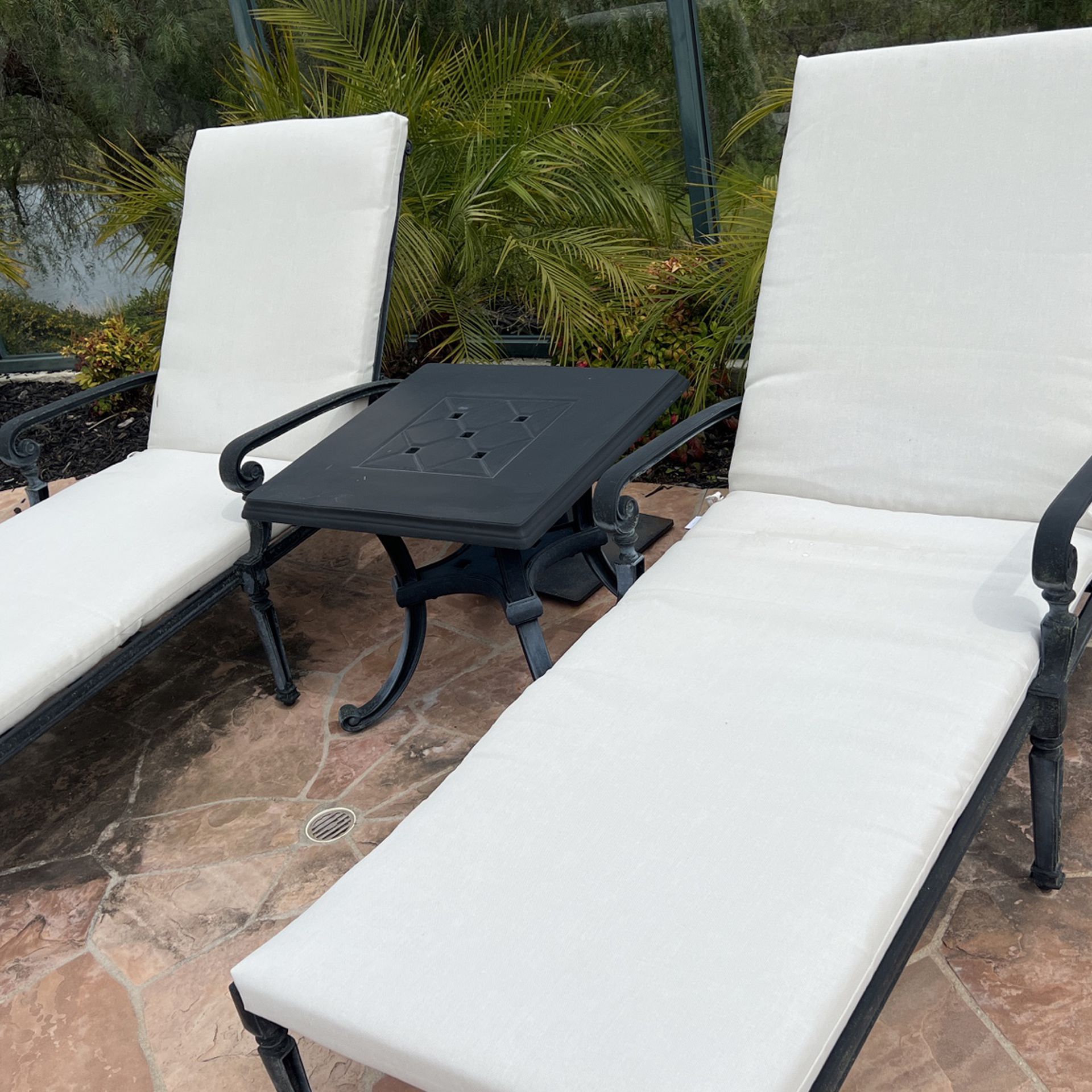 Outdoor Frontgate Chaise lounges And Side Table for Sale in Rancho