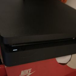 PS4 1tb 2 Controllers 