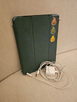 Ipad 7th generation with apple pen (chargers included)
