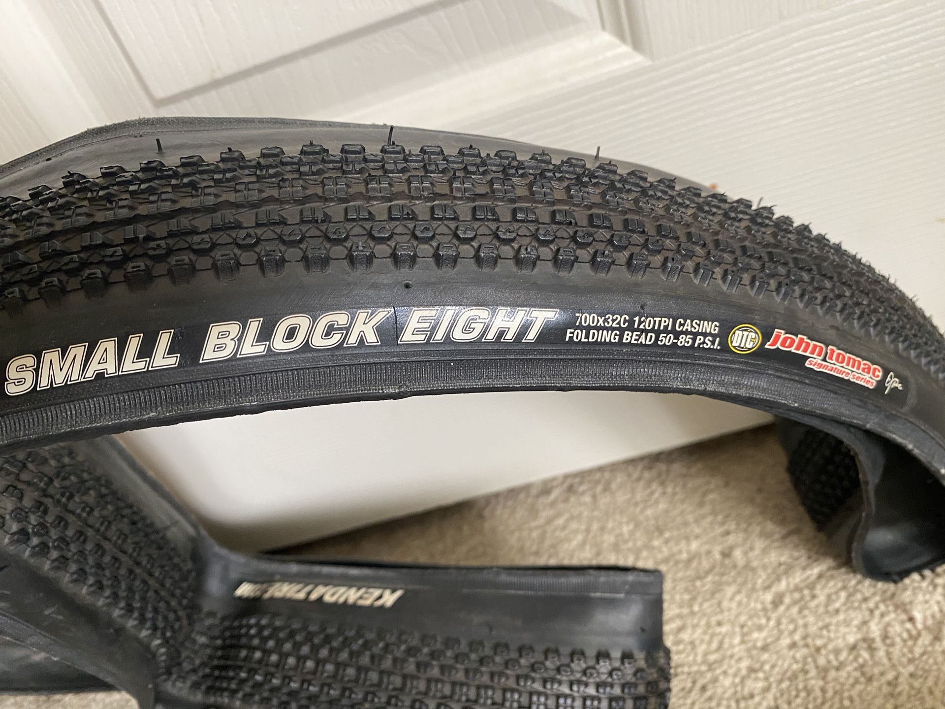 Kenda Small Block 8, Folding, DTC, 120TPI, Black. 700x35c and 700x32c