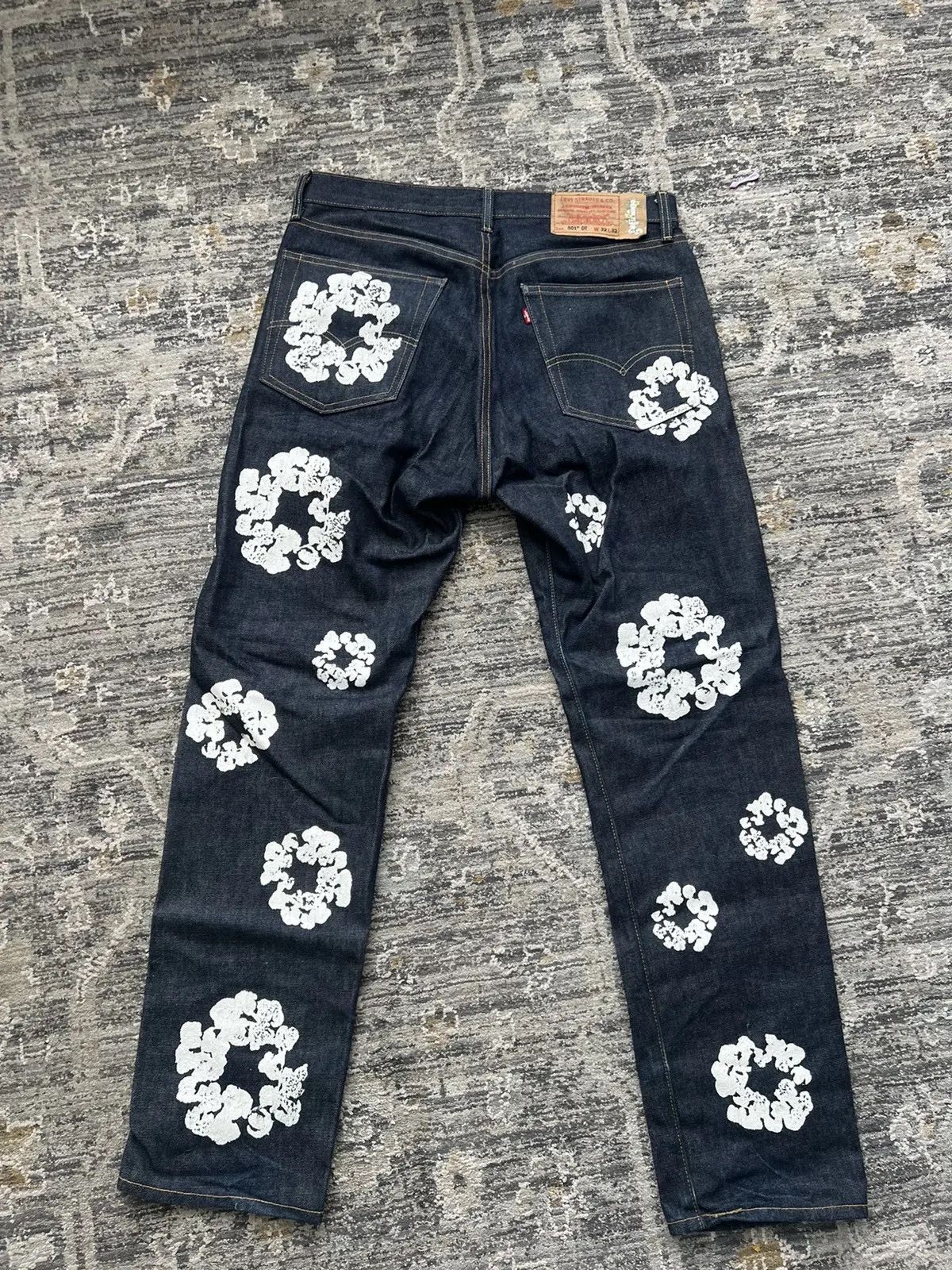 Levi Demin Tear Jeans Size 32