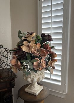 Large Floral Vase Decoration With Extras