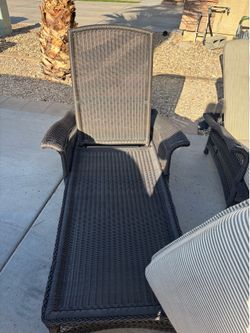 2 Lounges
