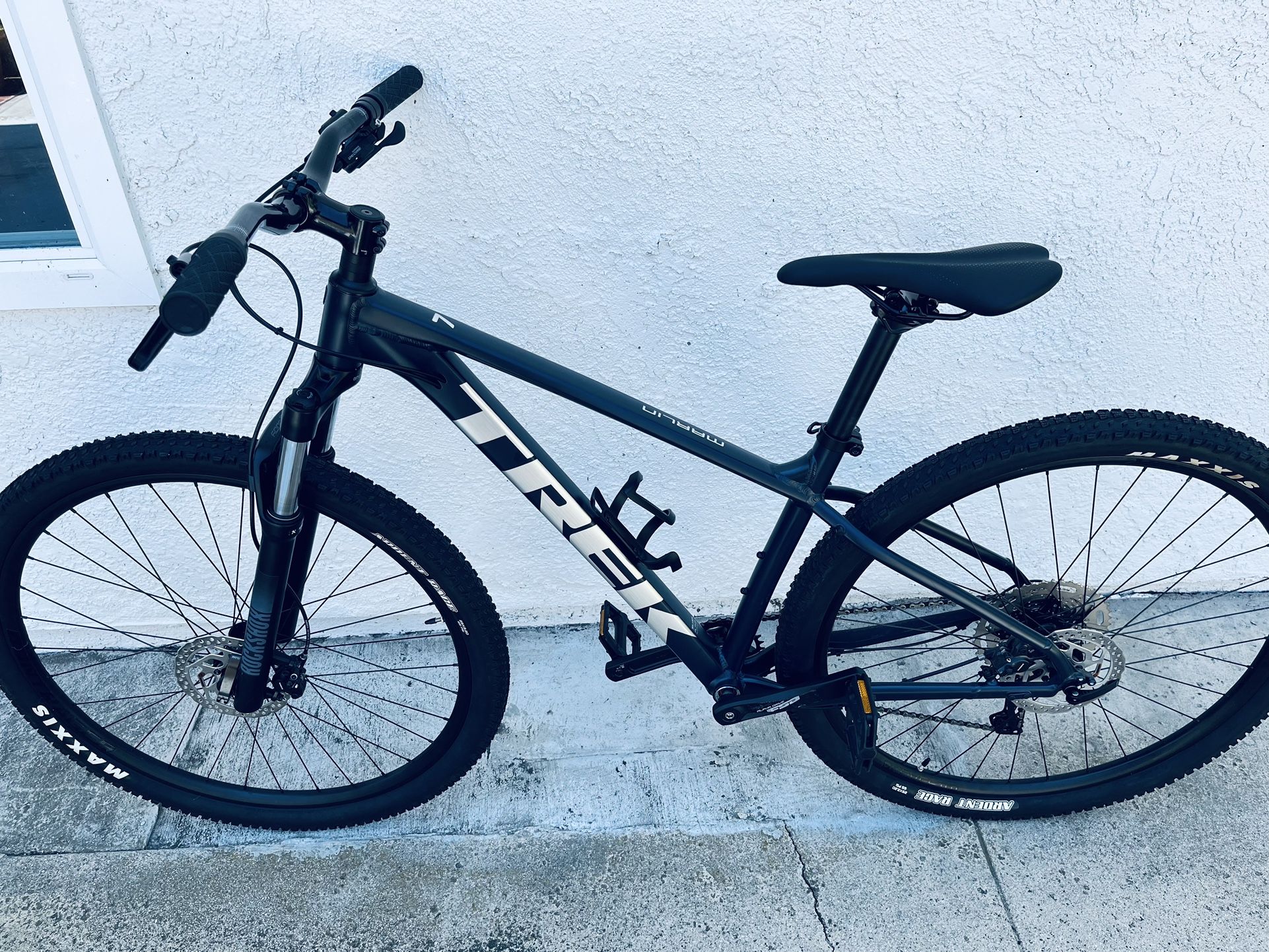 2021 Trek Marlin 7 Mountain Bike Medium with Crank Bros Iodine