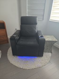 Ashton home Recliner in Excellent condition
