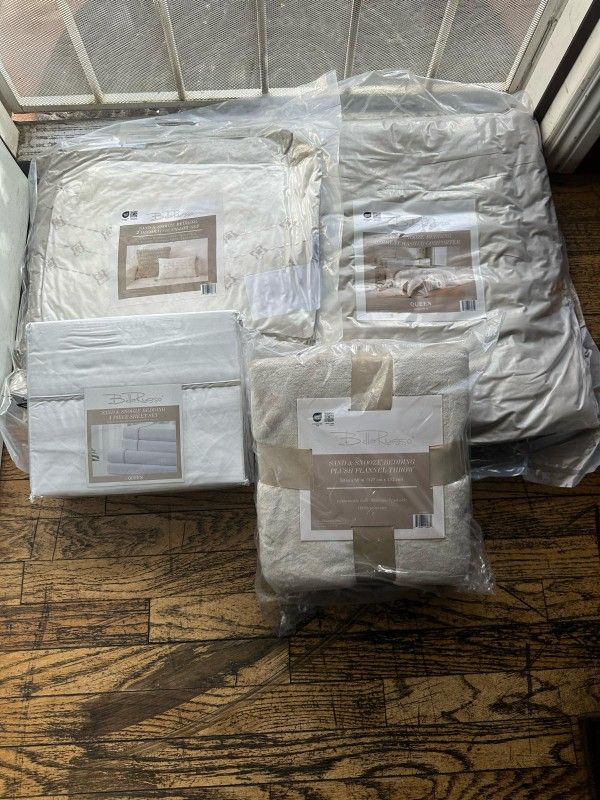 Complete Bedding Set In Perfect Condition Including  Queen Size Sheets. Blanket  Pillows  Comforter. NEW 