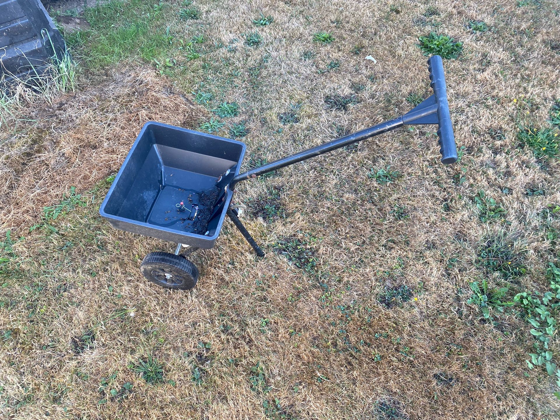 True Temper Fertilizer Seed Spreader