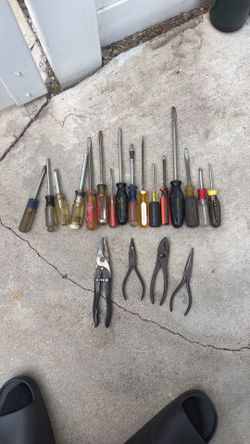 Screwdriver/ Pliers