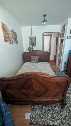 Antique full sized bed
