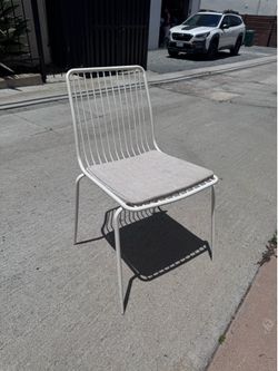 4 White dining chairs with pads