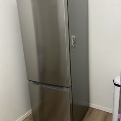 Studio Refrigerator Insignia 11.5 Cu. Ft.