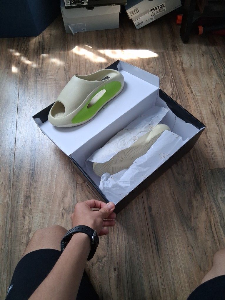 Trillum Slides Size 8